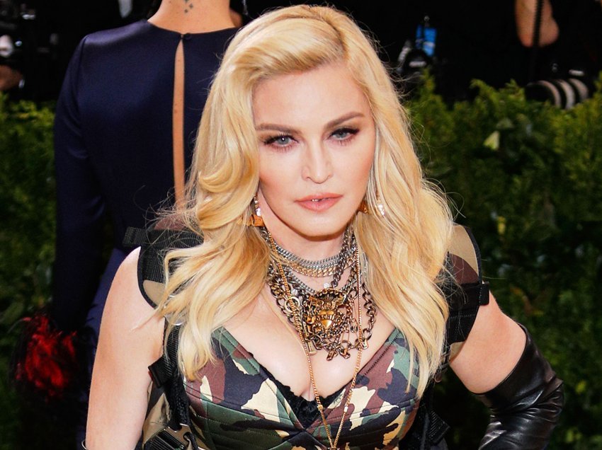 Madonna bën tatuazhin e parë në moshën 62-vjeçare!