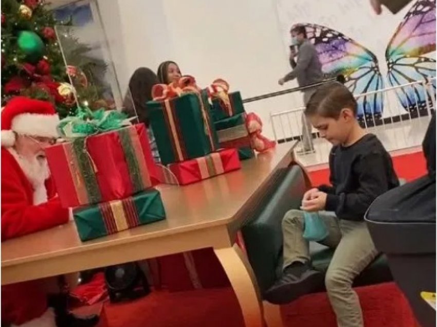 Video virale/ Babagjyshi përlot vogëlushin kur i thotë se nuk mund t’i sjellë pistoletë si dhuratë 