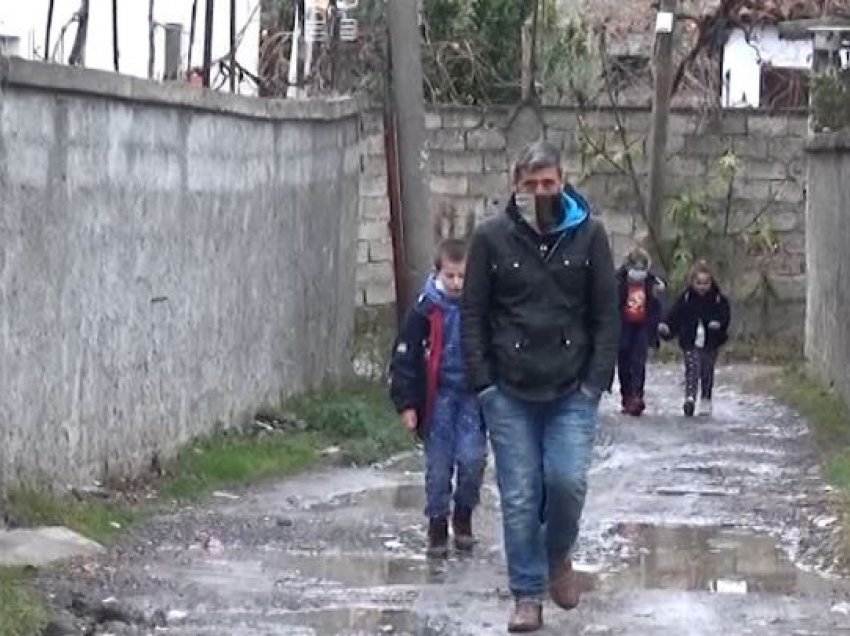 Premtimet bëhen “baltë” në Elbasan, banorët me leckë me vete sa herë kalojnë rrugën