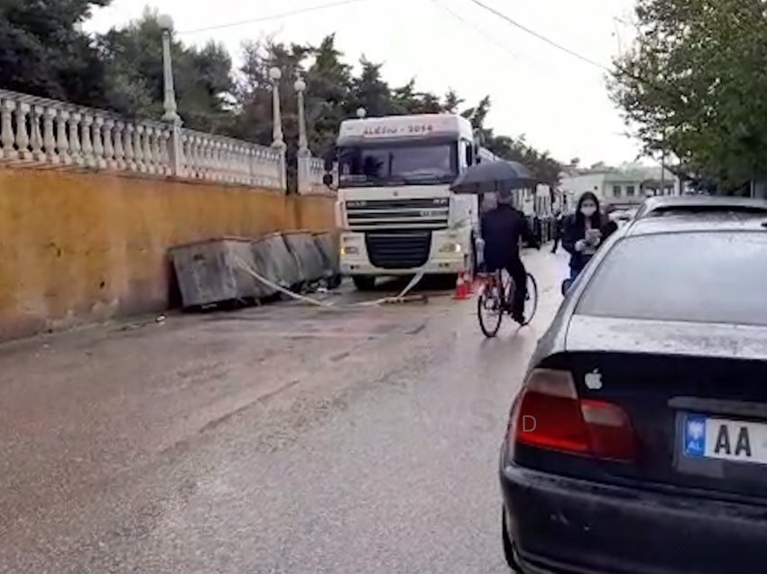 Vlorë: Kamioni përplas infermieren 59 vjeçare, nuk dihet gjendja shëndetësore