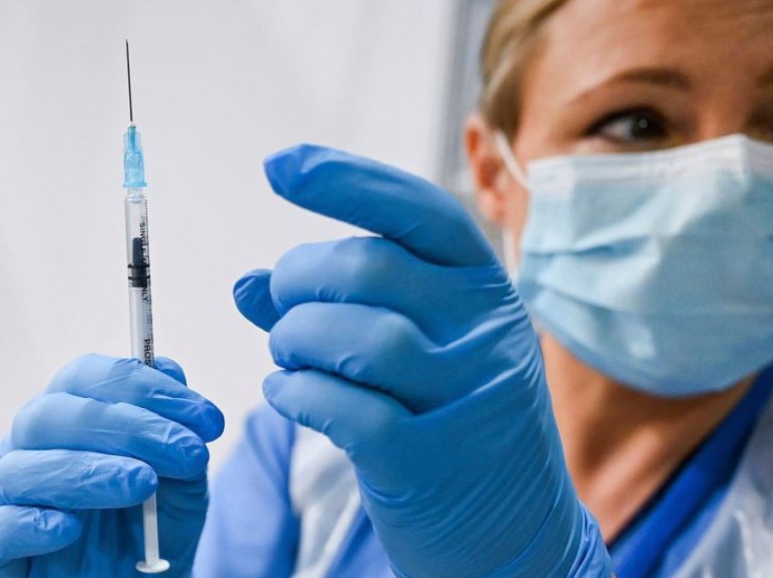Kush janë punonjësit thelbësorë për t'u vaksinuar ndaj COVID-it