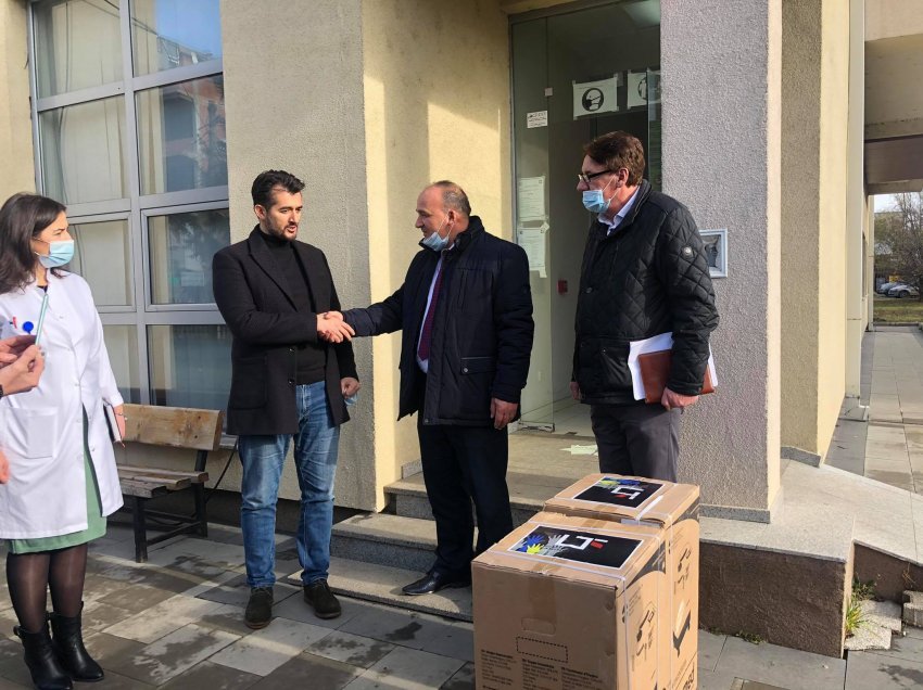Fondacioni “Labinot Tahiri” i dhuroi QKMF-së në Podujevë dy aparate për prodhim të oksigjenit