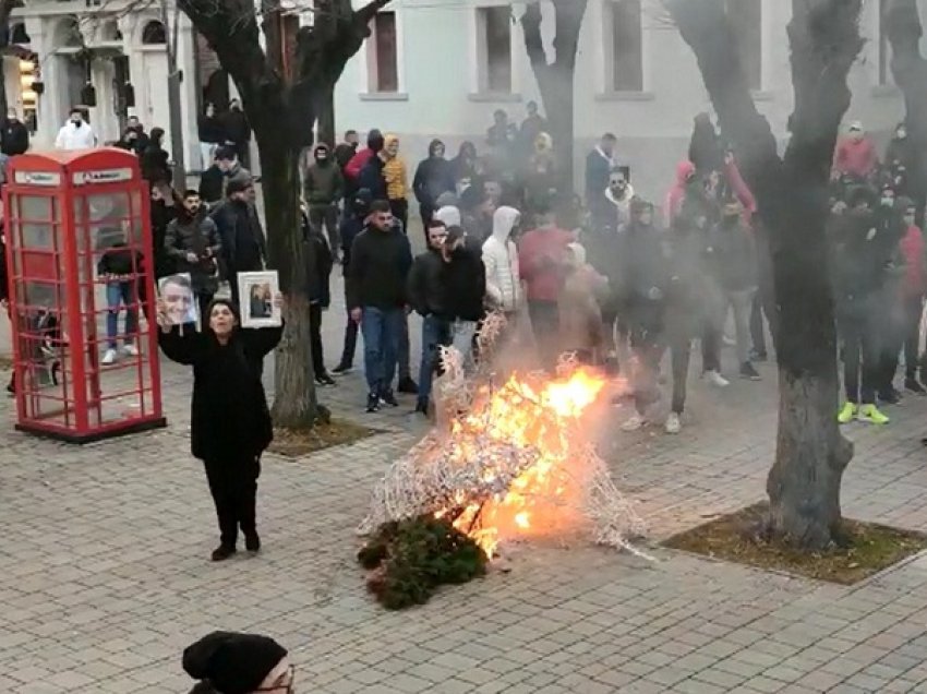 Vrasja e Klodian Rashës/ Protestuesit në Korçë thyejnë xhamat e Bashkisë dhe djegin zbukurimet! Ndërhyn policia
