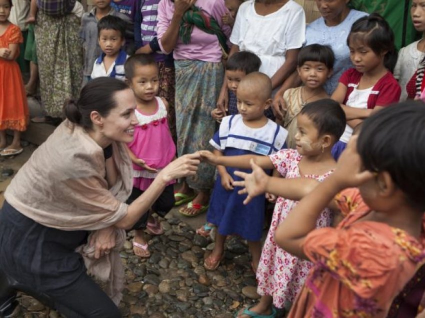 Si gjithmonë Angelina Jolie vazhdon tu del në ndihmë fëmijëve të varfër 
