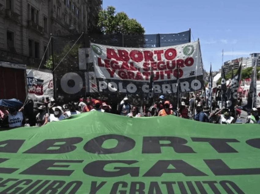 Ligjvënësit argjentinas debatojnë mbi projekt-ligjin e abortit 