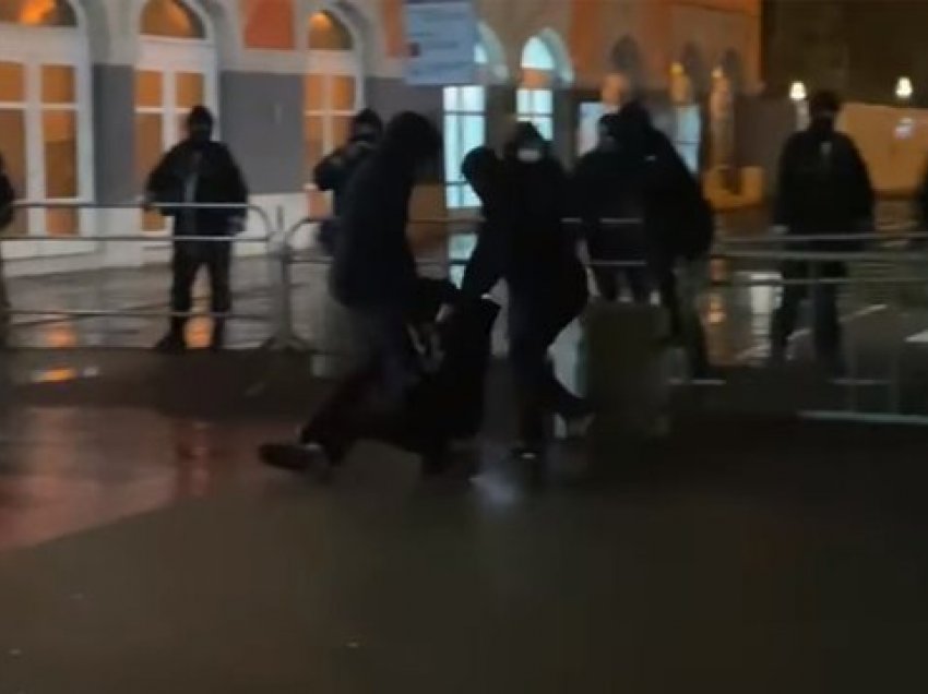 Protesta, shihni si civilët rrëmbejnë qytetarët dhe i fusin zvarrë në ministrinë e Brendshme