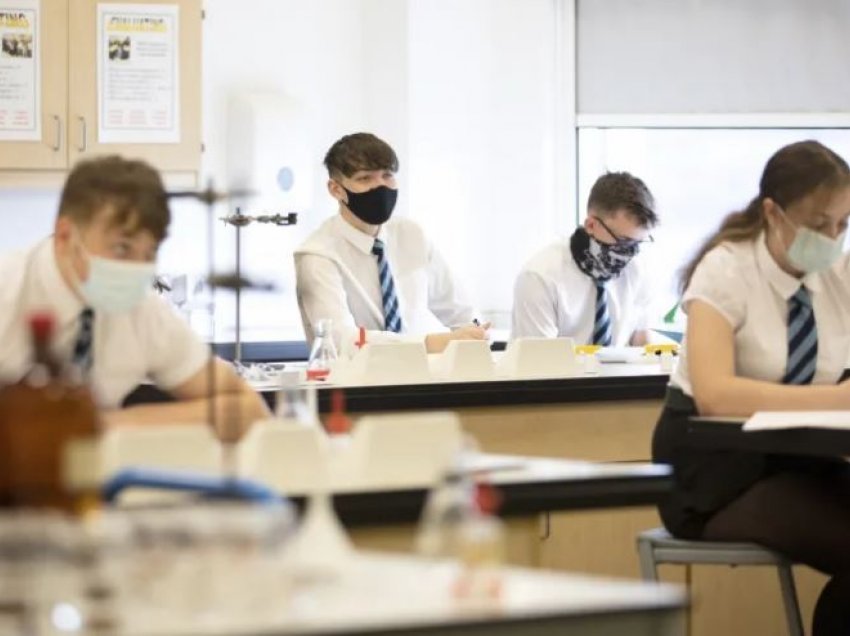 Përhapja e pandemisë, Uellsi mbyll sërish shkollat