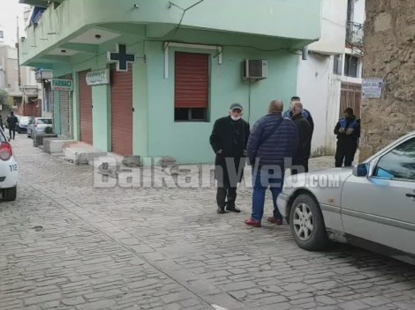 Vidhet farmacia në Durrës, autorët boshatisin raftet, ja pamjet nga vendi i ngjarjes