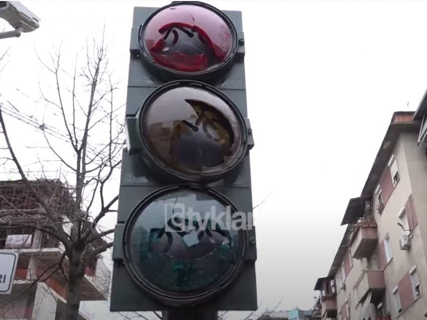 Për tre muaj Policia në Prishtinë konfiskoi rreth 200 patentë shofer për mosrespektim të dritës së kuqe në semaforë