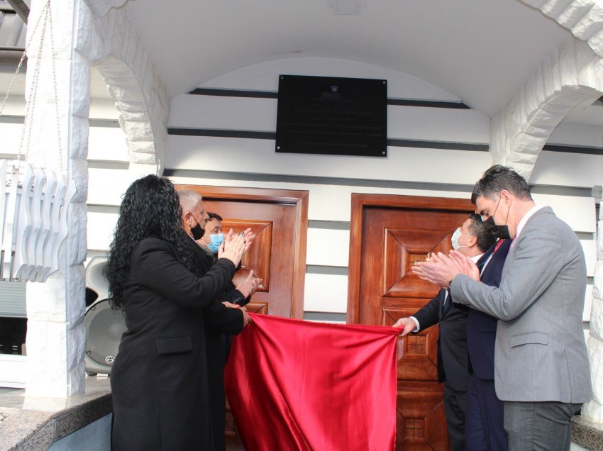 Në Gjilan vendoset pllaka e falënderimit e shtëpisë-shkollë në shtëpinë e Ukshin Rexhepit