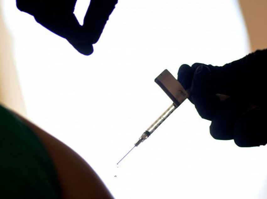 Studim: Minoritetet kanë më pak gjasa të marrin vaksinën antiCOVID në Britani