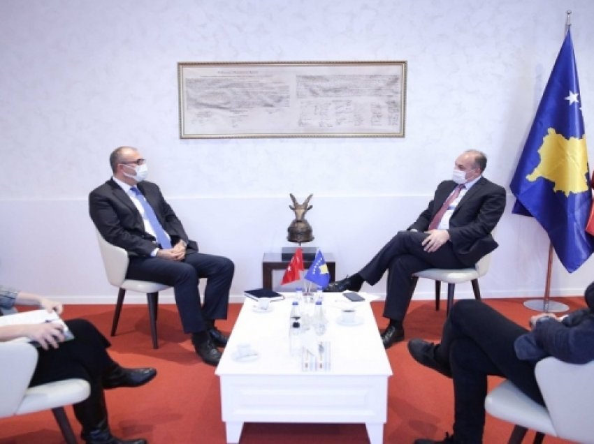 ​Hoxhaj takon ambasadorin Sakar, diskutojnë për thellimin e marrëdhënieve Kosovë-Turqi