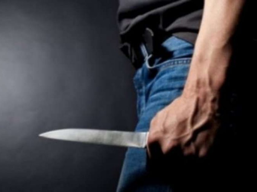 Sherr masiv me thika në Vlorë mes një grupi adoleshentësh, ndërhyn policia