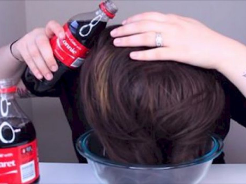 Vajza lan flokët me Coca-Cola, shikoni rezultatin e mahnitshëm