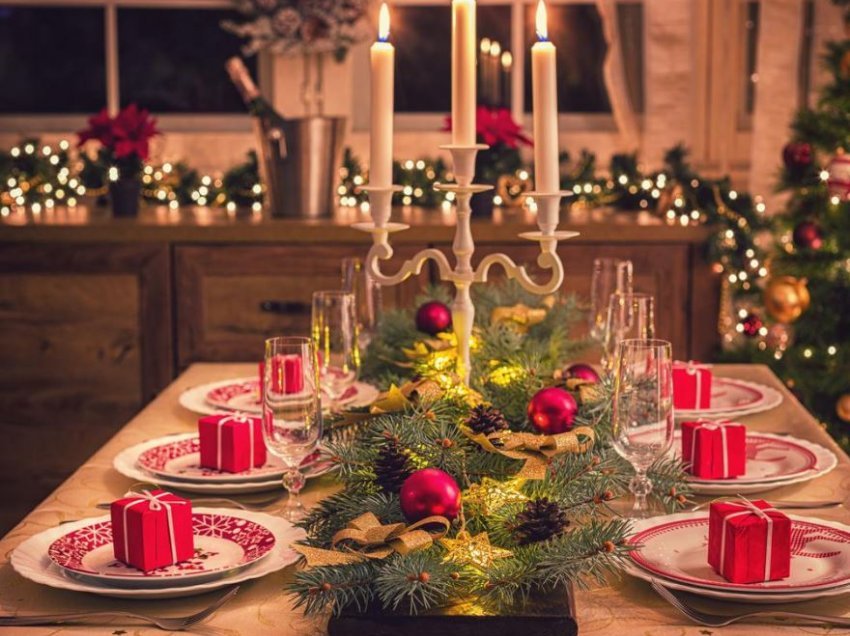 Tavolina festive, dhjetë rregulla për një Krishtlindje tradicionale