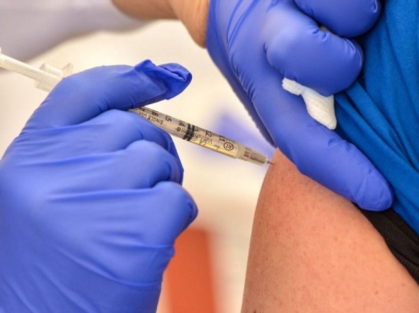 Simptoma të dyshimta, pezullohet vaksinimi në një spital të Çikagos