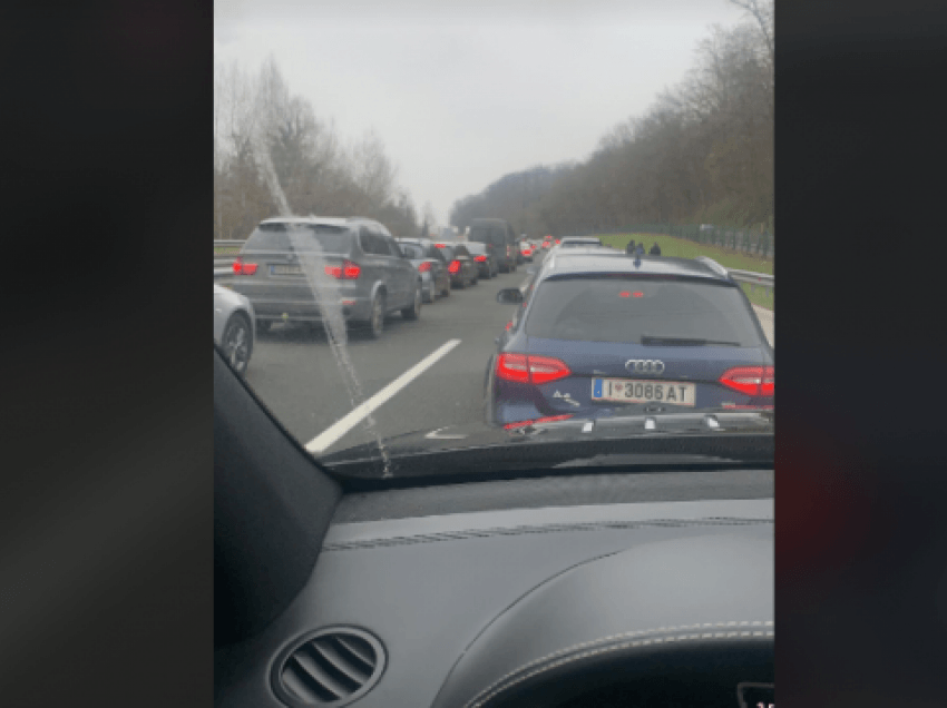 Kolona të gjata deri në 50 km në kufirin Slloveni-Kroaci, mërgimtarëve nuk po iu lejohet dalja nga autostrada