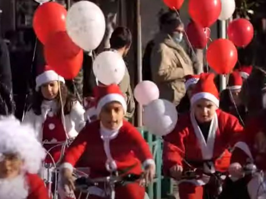 Parada e babagjyshëve/ Organizimi i nxënësve me biçikleta në Elbasan
