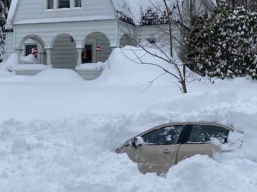 Për 10 orë qëndroi i ngujuar brenda veturës së mbuluar me borë, burrin nga Nju Jorku mezi e lokalizon policia –  e dërgojnë me urgjencë në spital