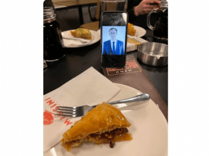 Pas daljes së parave të Trustit, qytetari ha bakllavë me foton e kryeministrit Hoti