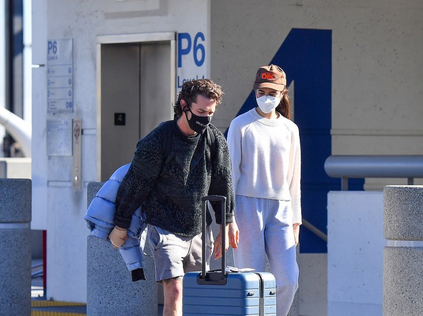 Nuk pëmbahen në publik, aktori i Hollywood skena intime me të dashurën në parkingun e aeroportit