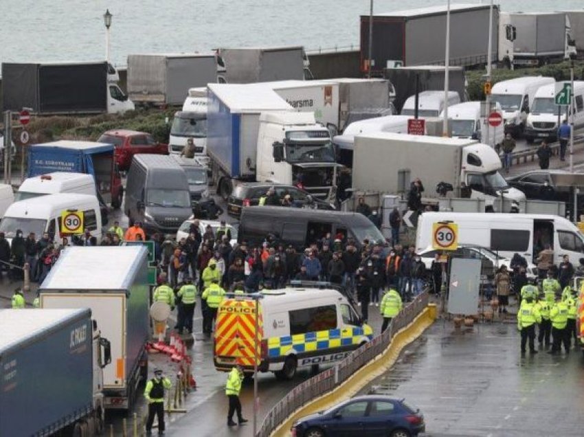 Qetësohet situata në kufi, Franca lejon kalimin e kamionëve nga Britania e Madhe