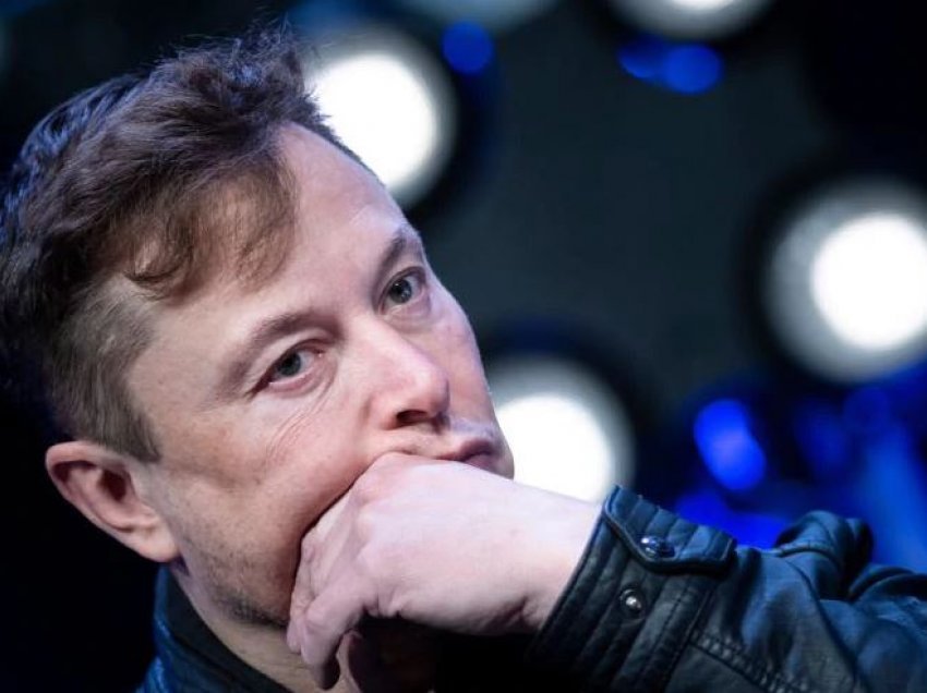 Elon Musk ka tentuar t'ia shesë Teslan kompanisë Apple