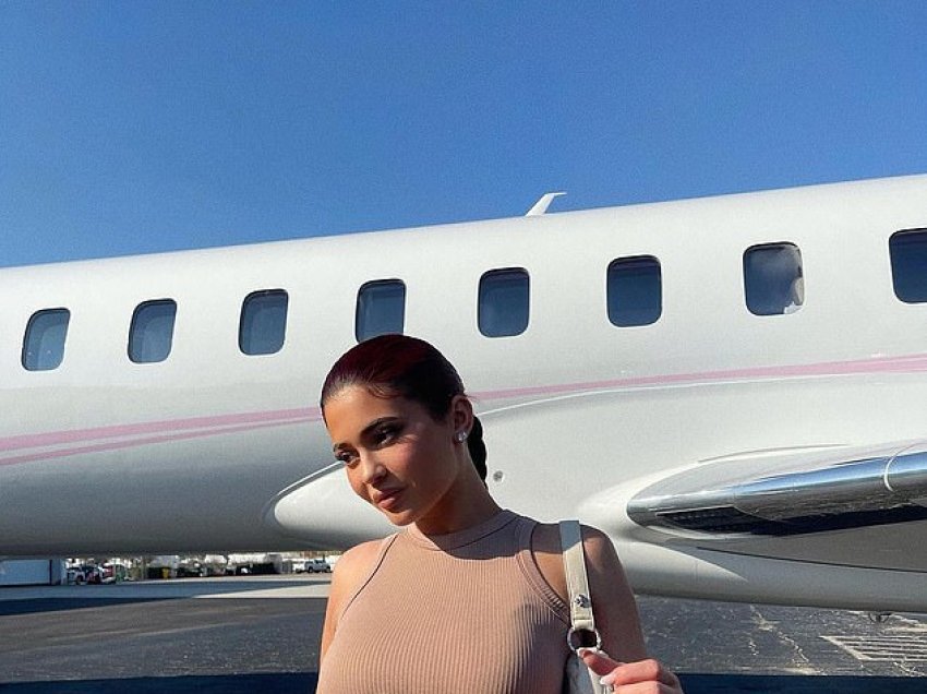 Kylie Jenner ekspozon barkun e tonifikuar, para se të hipte në avionin e saj privat prej 72 milionë dollarësh