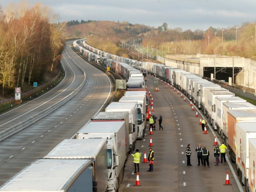 Tre nga mbi 2000 shoferë kamionësh të ngujuar në kufirin Britani – Francë, rezultojnë me koronavirus