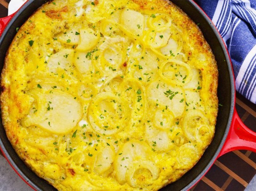 Omletë me patate dhe qepë – Receta e shëndetshme e mëngjesit