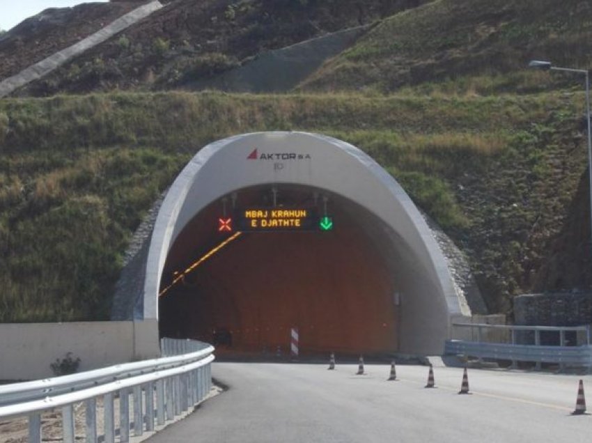 Aksident pranë tunelit të Elbasanit/ Përplasen 2 automjete, shoferët dërgohen në spital