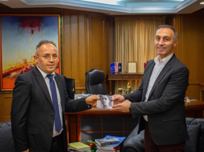 Qindra botime të Institutit i dhurohen Ministrisë për Sistem Politik