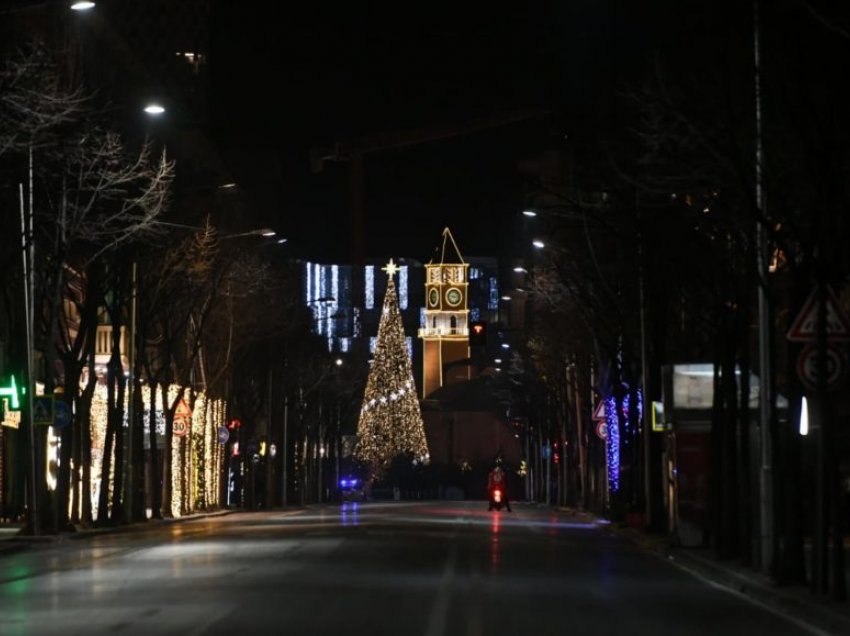 Me drita, por pa njerëz, Krishtlindje të heshtura në rrugët e Shqipërisë