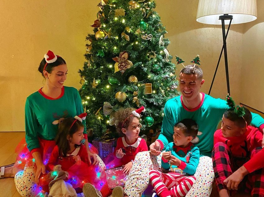 Ronaldo publikon foton e ëmbël dhe uron Krishtlindjet
