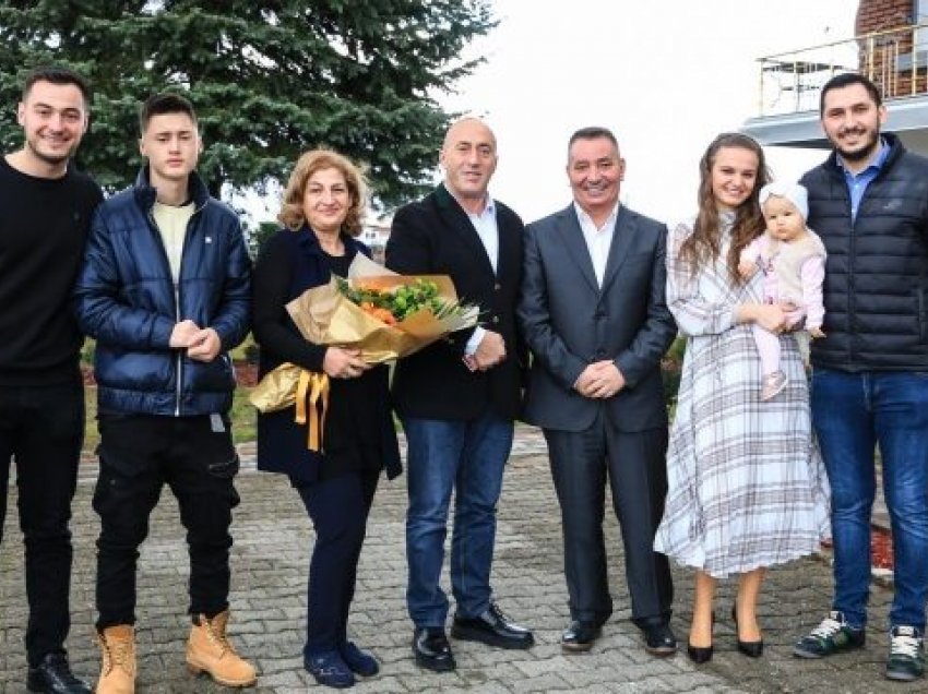 Haradinaj publikon fotografinë, në shtëpinë e Pal Lekaj për Krishtlindje