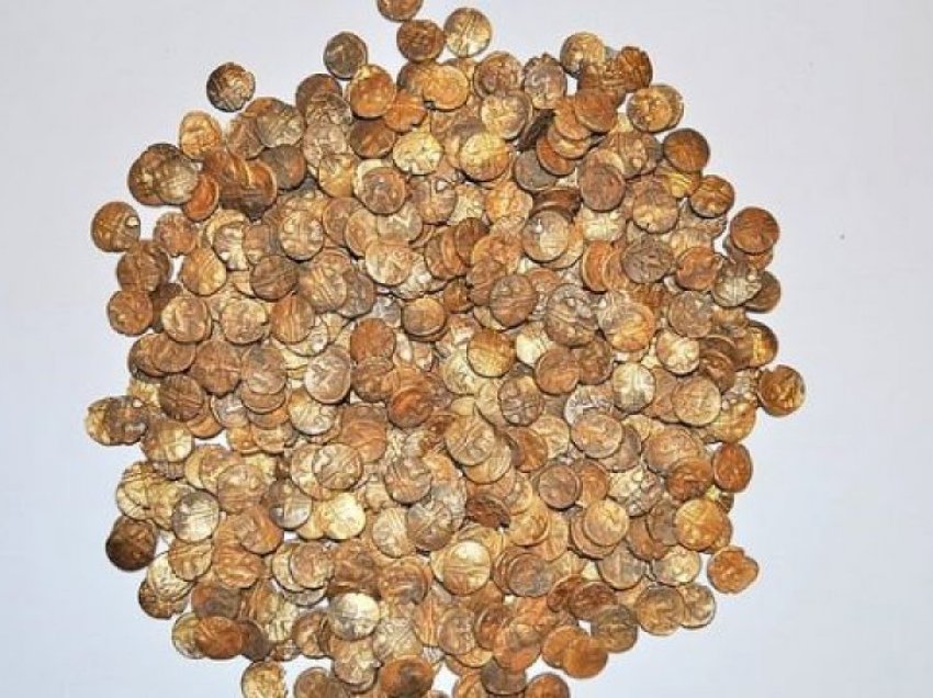 50-vjeçari gjen dy qese plot me monedha ari, shkoi të bënte fotografi e gjeti thesarin e rrallë