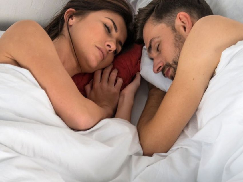 Ja përse nuk duhet të flini një shtrat me burrin apo gruan tuaj