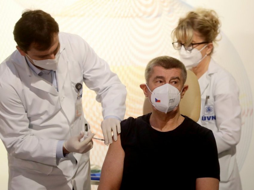 Çekia fillon vaksinimin kundër Covid-19, i pari vaksinohet kryeministri Babis