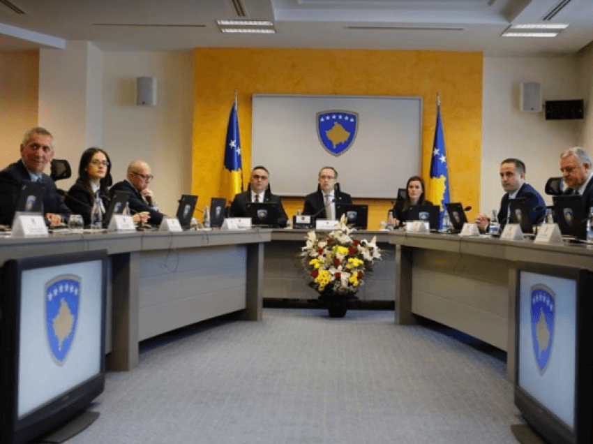 “Qeveria Hoti, legjitime dhe legale”, analisti pretendon se qeveria u rrëzua nga motivimi i Vuçiqit përmes Listës Serbe