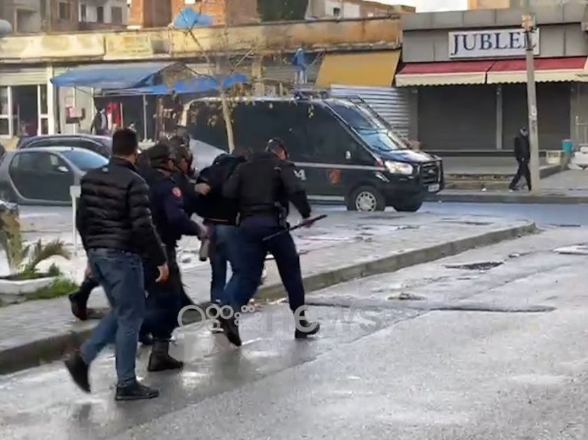 Kërcënonte me vetëflijim, policia ndërhyn dhe ndalon të riun në Vlorë