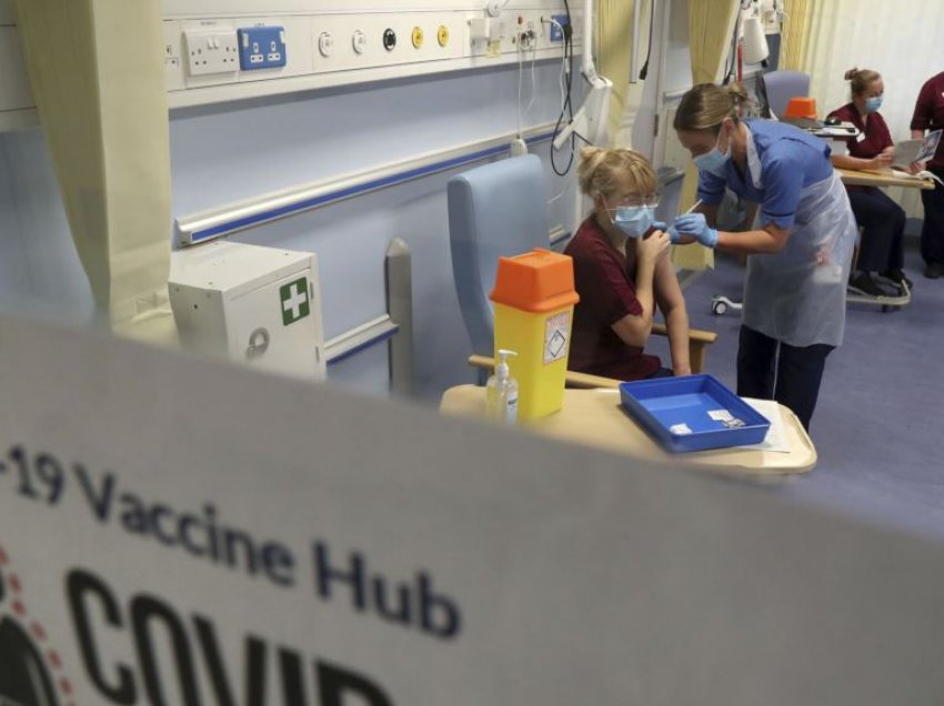 Studimi: Britania duhet të vaksinojë 2 milionë njerëz në javë për të parandaluar një valë të tretë të COVID-19
