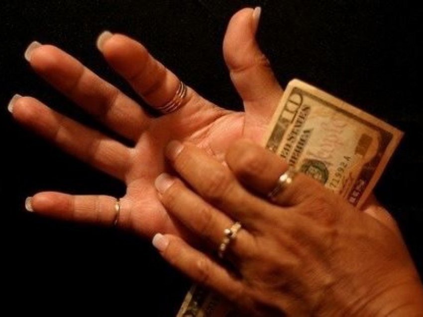 E vërteta që fshihet pas kruajtjes së dorës: Do të merrni para apo lajm?