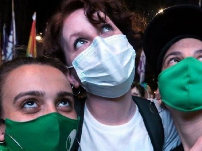 Moment historik! Pas 12 orësh debate në Parlament, Argjentina legalizon abortin