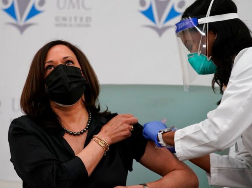 Kamala Harris merr dozën e parë të vaksinës kundër Covid-19