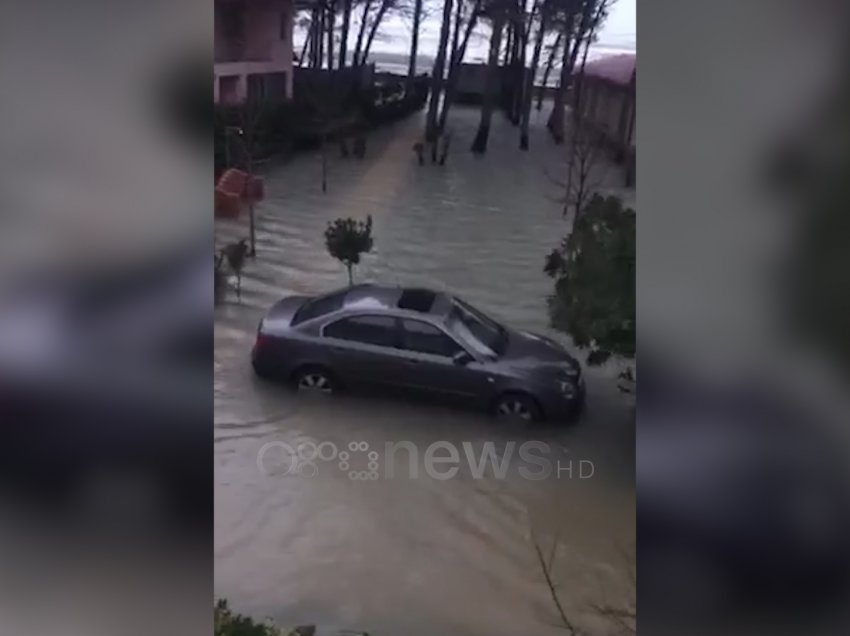 “Cunami” në Velipojë, uji vërshon në biznese dhe banesa