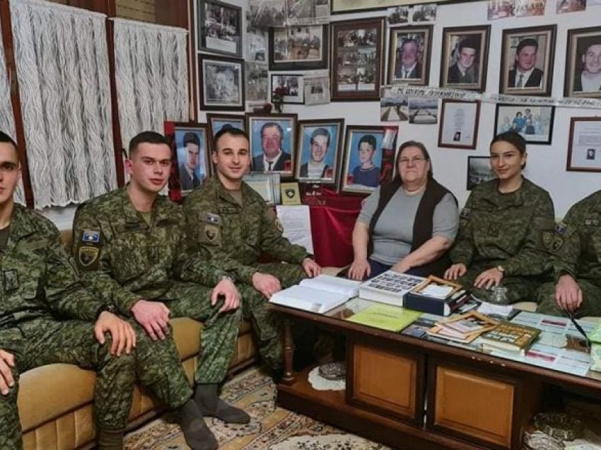 Ushtarët e FSK-së vizitojnë nënën Ferdonije me rastin e Vitit të Ri