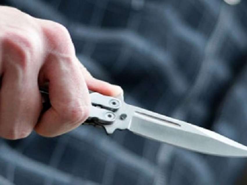 Ngjarje e rëndë në Tiranë, 34-vjeçari godet me thikë në qafë kunatin, vdes në spital