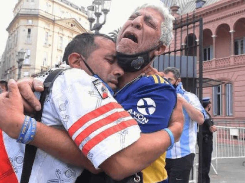 Tifozët që urrejnë njëri - tjetrin, po vajtojnë së bashku për vdekjen e Maradonës 