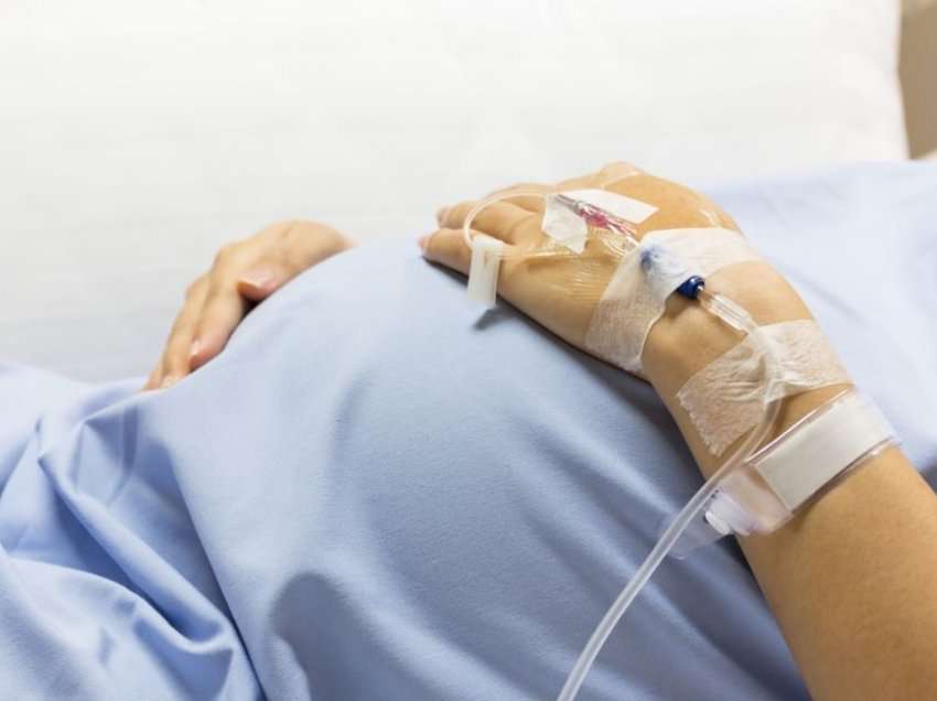 Tragjike: 29 vjeçarja shtatzënë vdes nga Covid-19 në QKUK