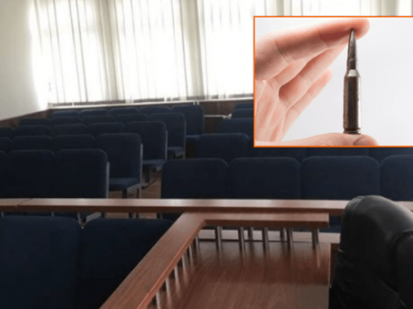 E paprecedent në Gjakovë: Një person e ekspozon plumbin gjatë seancës gjyqësore